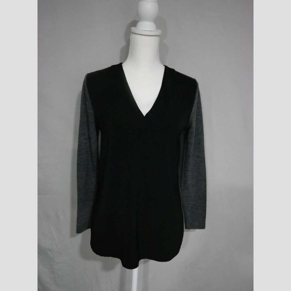 Loft XS Petite Black and Heather Gray Block color Long Sleeve V-neck